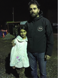 (Auf dem Bild ist die 10-jährige Schwester Basma von der dreijährigen entführten Christina mit Mike Malke zu sehen)