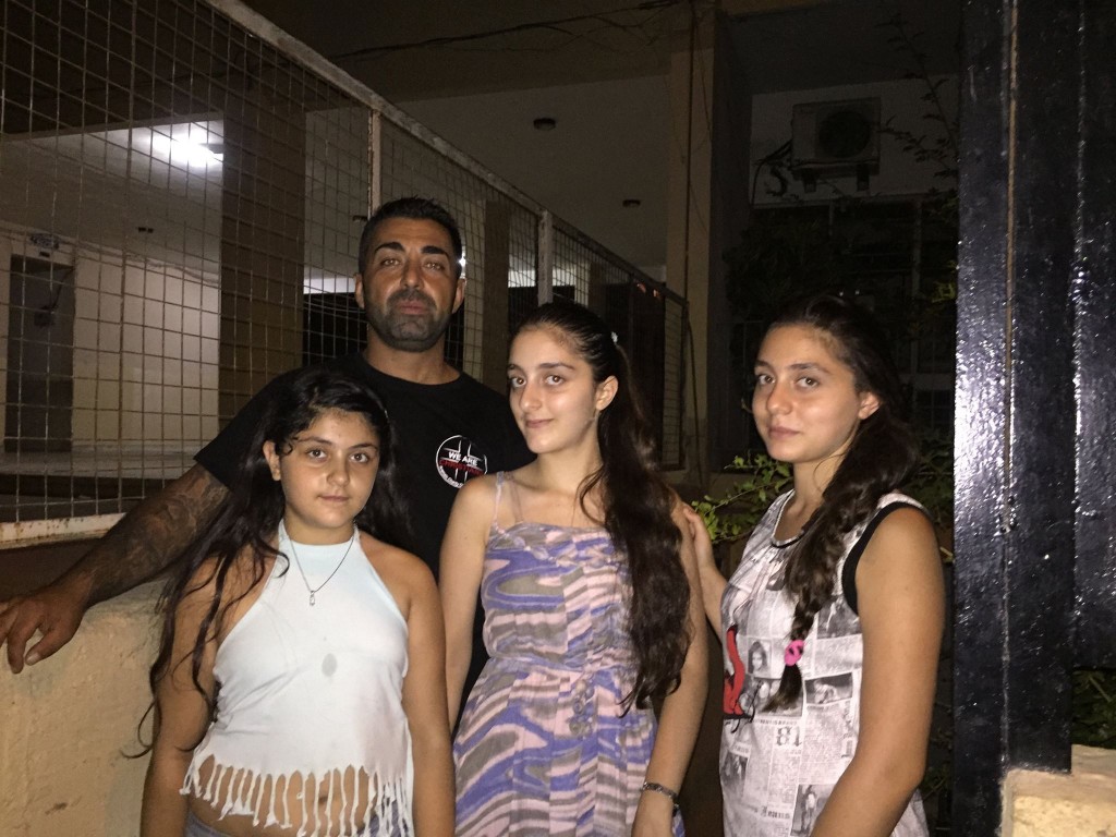 Josef Gabriel - Vorsitzender We Are Christians, Mit den drei Töchter der Familie aus Aleppo/Syrien in ihrer Notunterkunft in Beyrut/Libanon